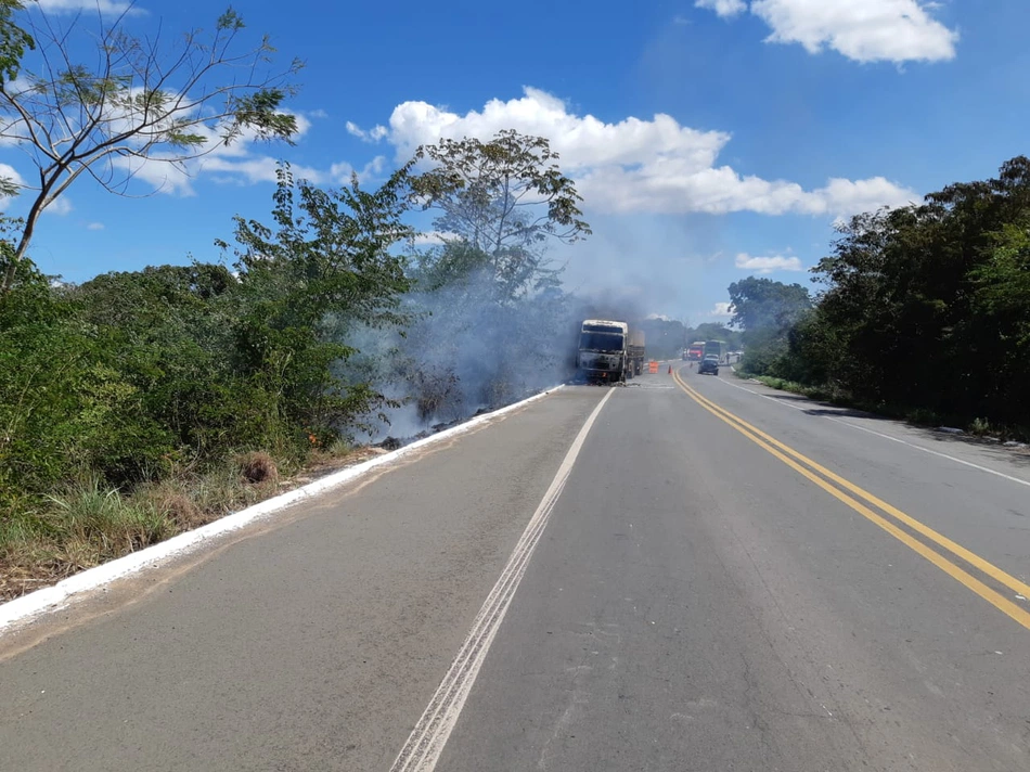 BR 343 é completamente interditada após caminhão de carga incendiar