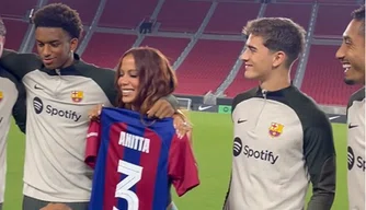 Annita ganha camisa personalizada do Barcelona