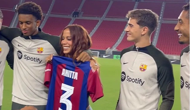 Annita ganha camisa personalizada do Barcelona