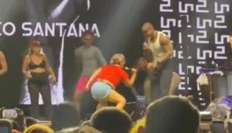 Fã faz gestos obscenos para Léo Santana durante show