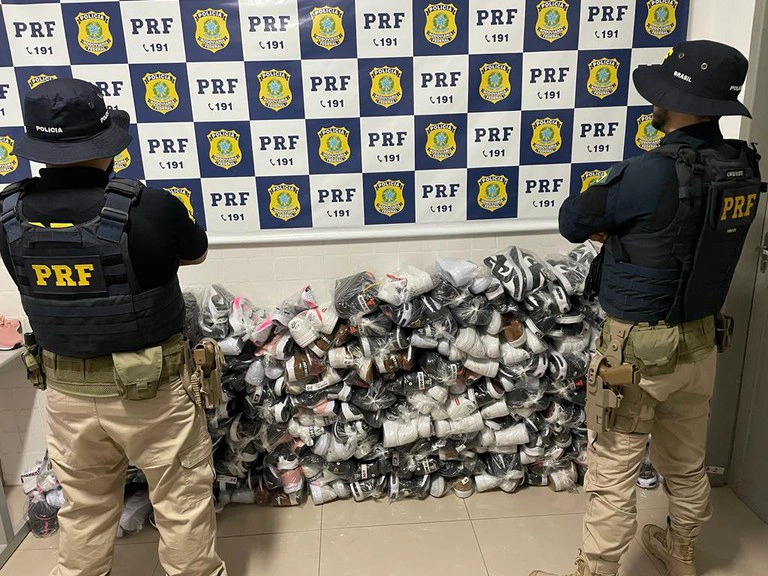 PRF-PI apreende carga de 170 sapatos na BR 230 em Floriano.