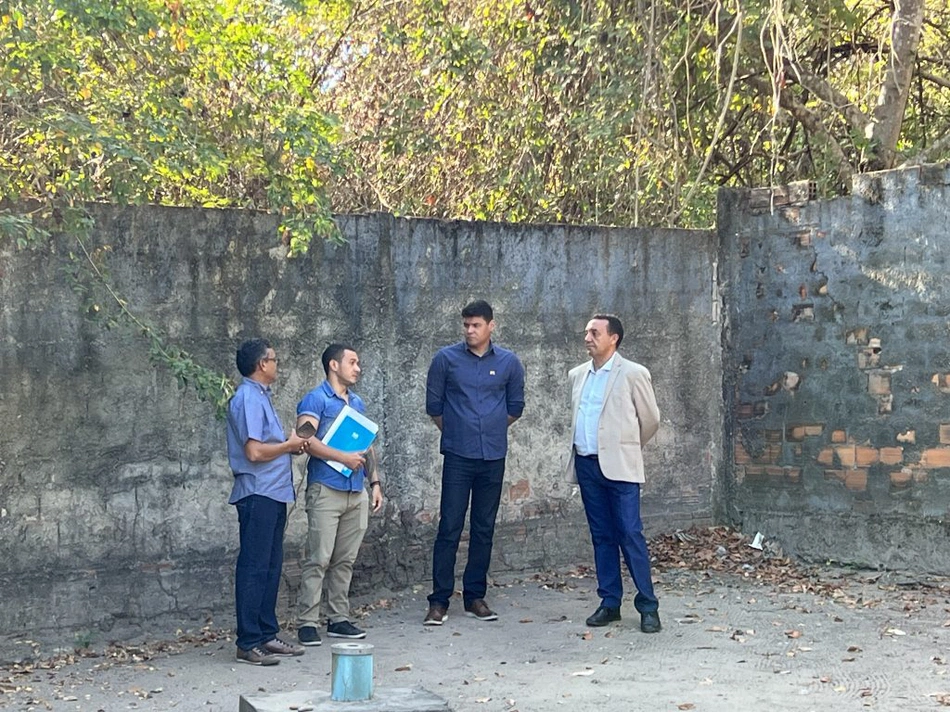 Secretário Nouga Cardoso em visita a Escola Municipal