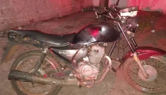 PM apreende motocicleta em Santa Rosa do Piauí.