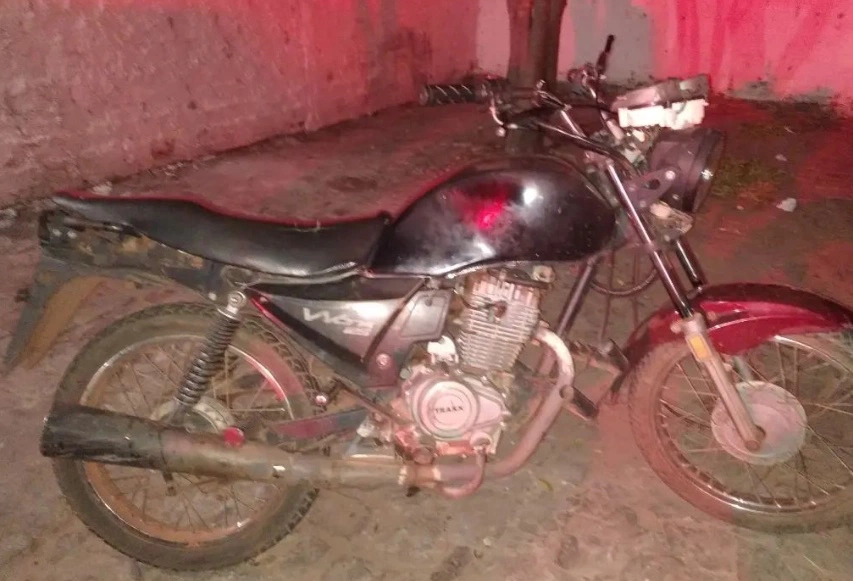 PM apreende motocicleta em Santa Rosa do Piauí.