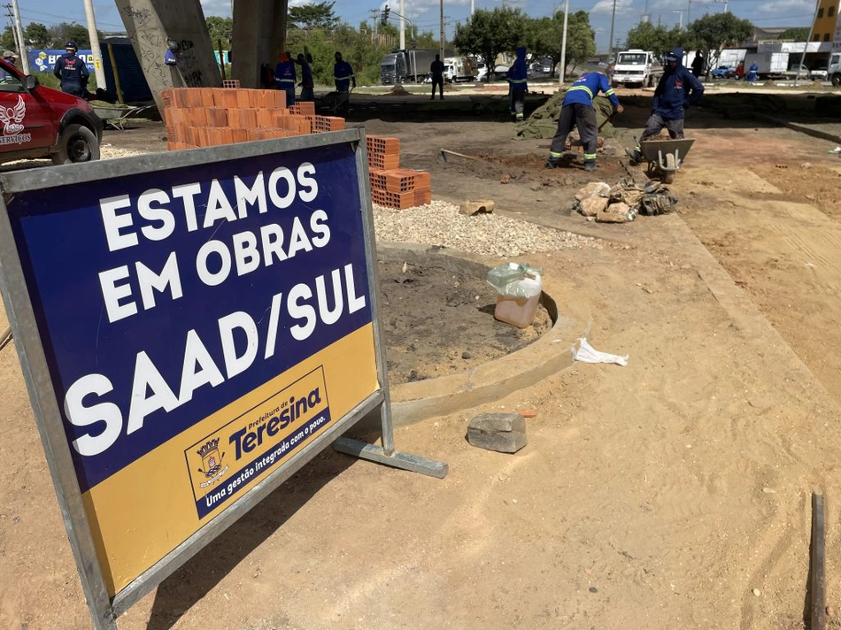 Obra de urbanização de viaduto em rotatória na Avenida Miguel Rosa