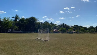 Prefeitura de Teresina implanta iluminação em campo de futebol de Teresina