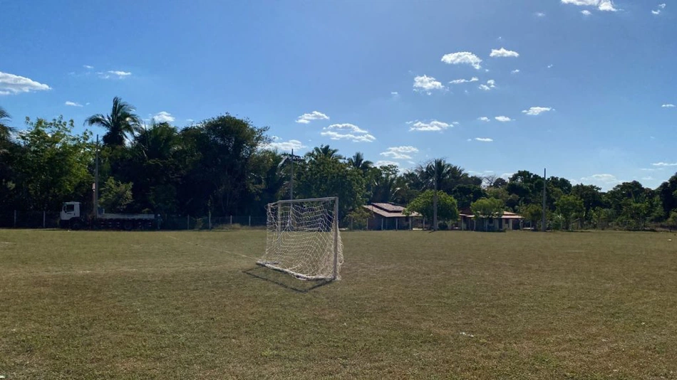 Prefeitura de Teresina implanta iluminação em campo de futebol de Teresina