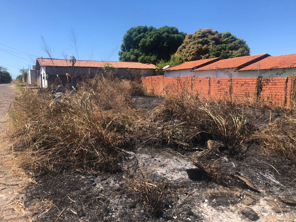 Terreno queimado em Teresina