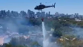 Batalhão Aéreo da PM combate incêndio na zona Sul de Teresina.