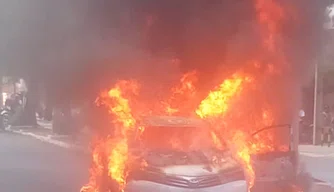 Carro pega fogo no bairro Dirceu em Teresina.