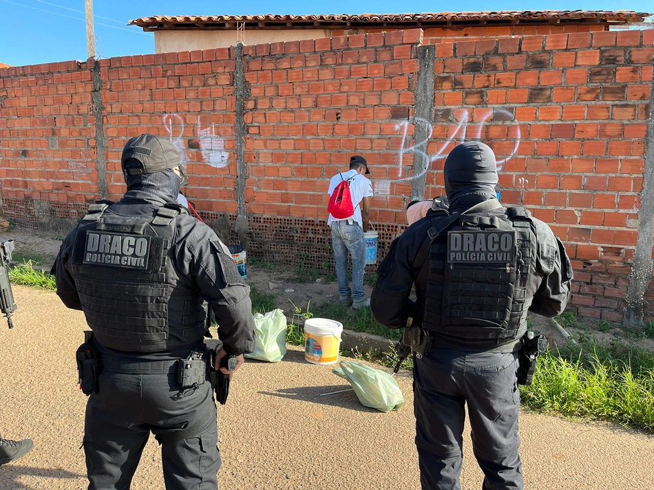 Ação da DRACO para apagar pichações relacionadas à facção em Teresina.