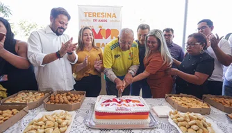 Dr. Pessoa entrega reforma da praça de alimentação do Shopping da Cidade.