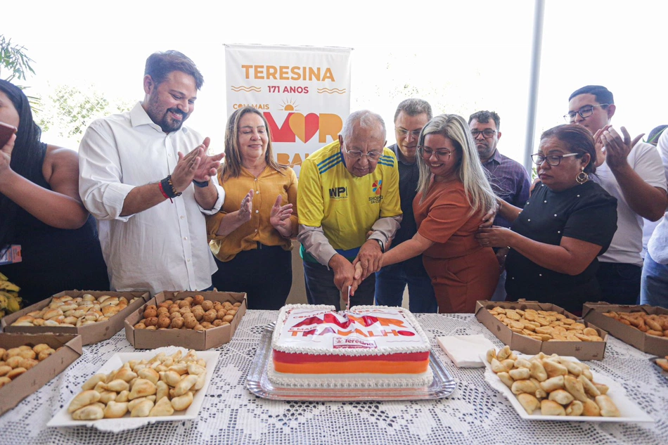 Dr. Pessoa entrega reforma da praça de alimentação do Shopping da Cidade.