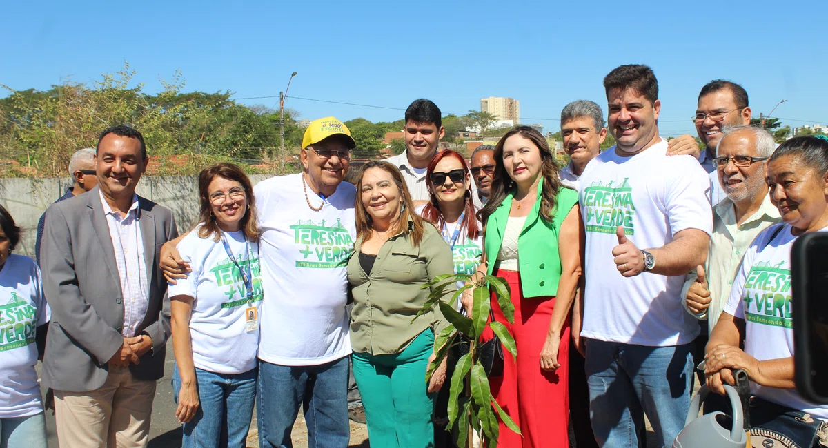 Dr. Pessoa planta o novo canteiro central na zona Sul de Teresina