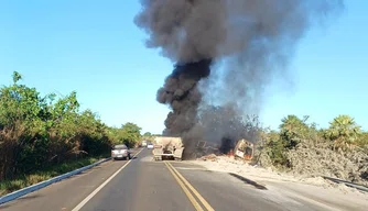 Caminhão em chamas na cidade de Altos.