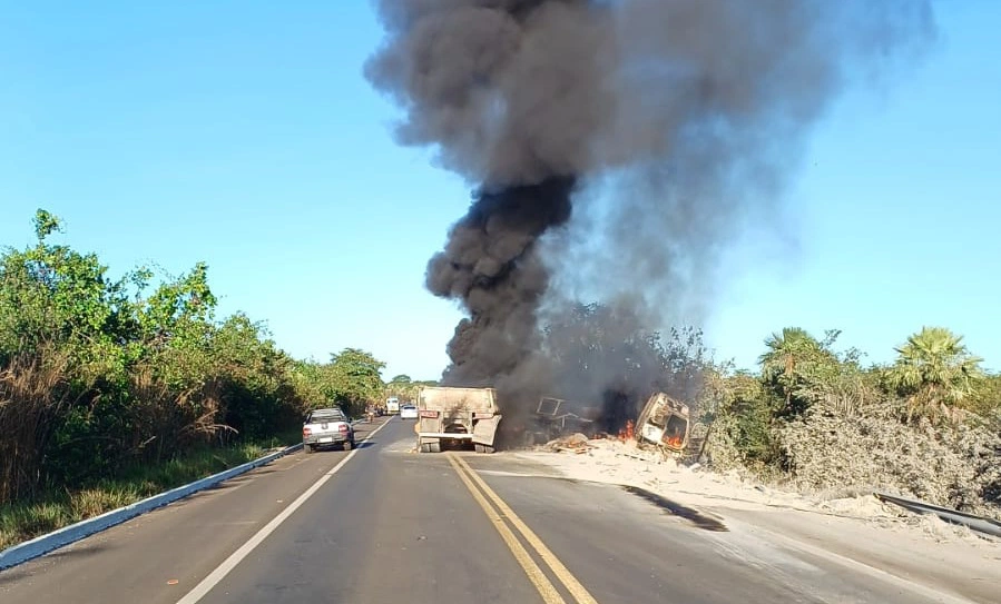 Caminhão em chamas na cidade de Altos.