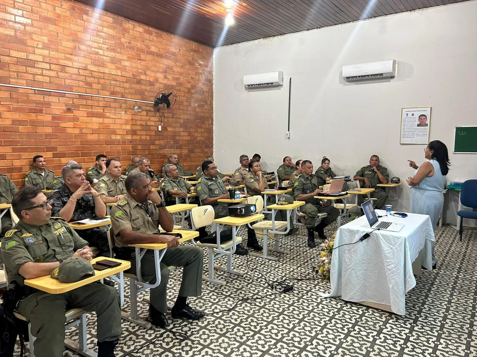 Instrutores da PM participam de reunião pedagógica.