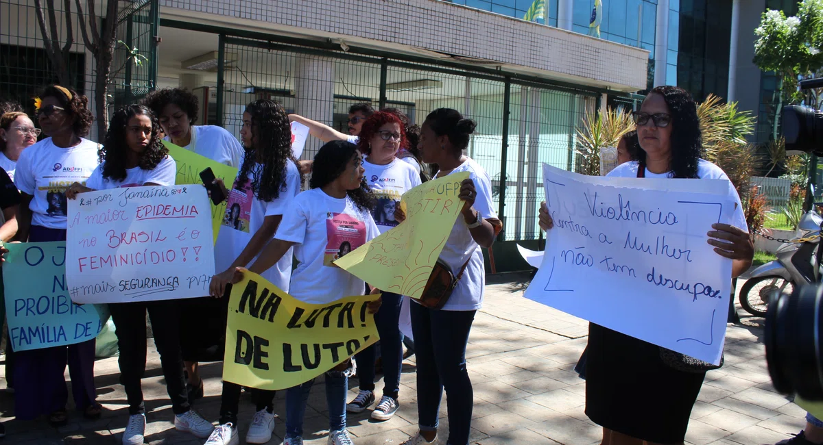 Manifestação em frente ao Forum Cível de Teresina