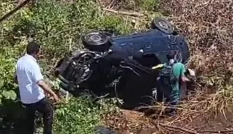 Mulher capota carro após fugir de tentativa de assalto em Teresina.