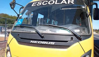 Ônibus escolar apreendido pelos agentes