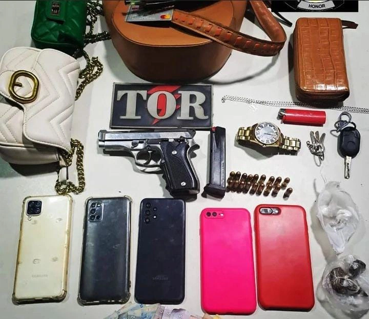 Polícia prende 5 pessoas suspeitas de porte ilegal de arma no Ilhotas.