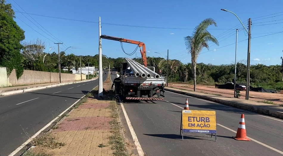 Instalação de iluminação na Avenida Presidente Kennedy