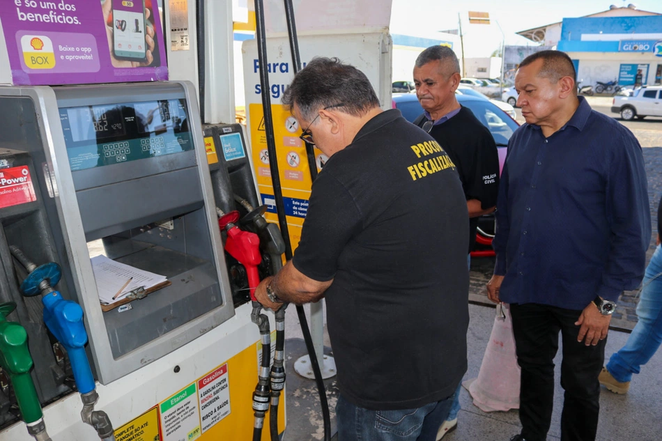 Operação do Procon interdita 3 postos de combustíveis em Teresina.