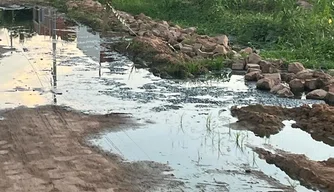 Rua alagada no bairro Aroeiras.