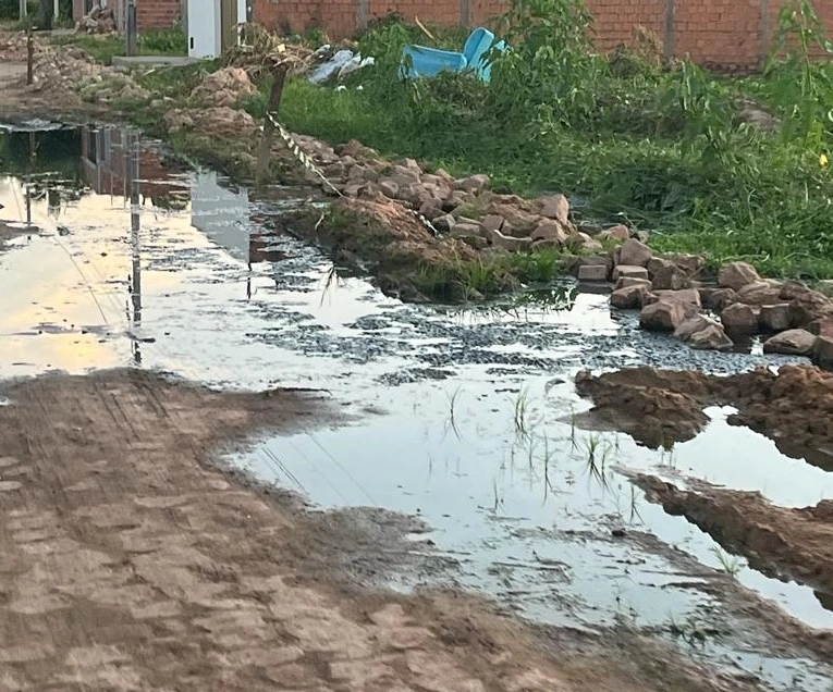 Rua alagada no bairro Aroeiras.