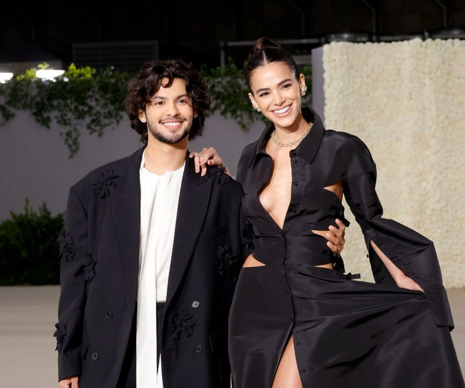 Bruna Marquezine e Xolo Maridueña em evento do Academy Museum