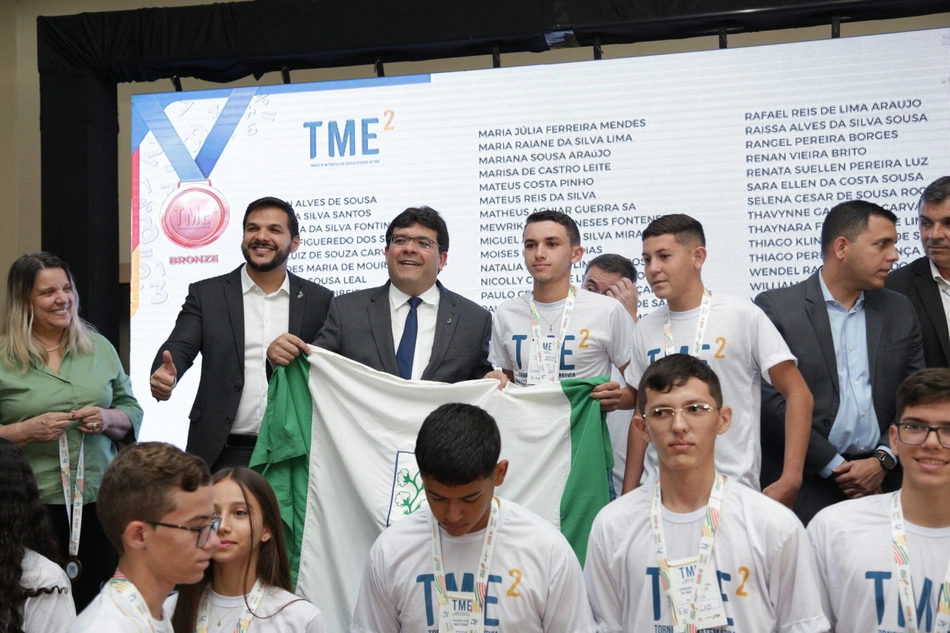 Rafael anuncia bolsa para alunos premiados no 1º torneio de matemática