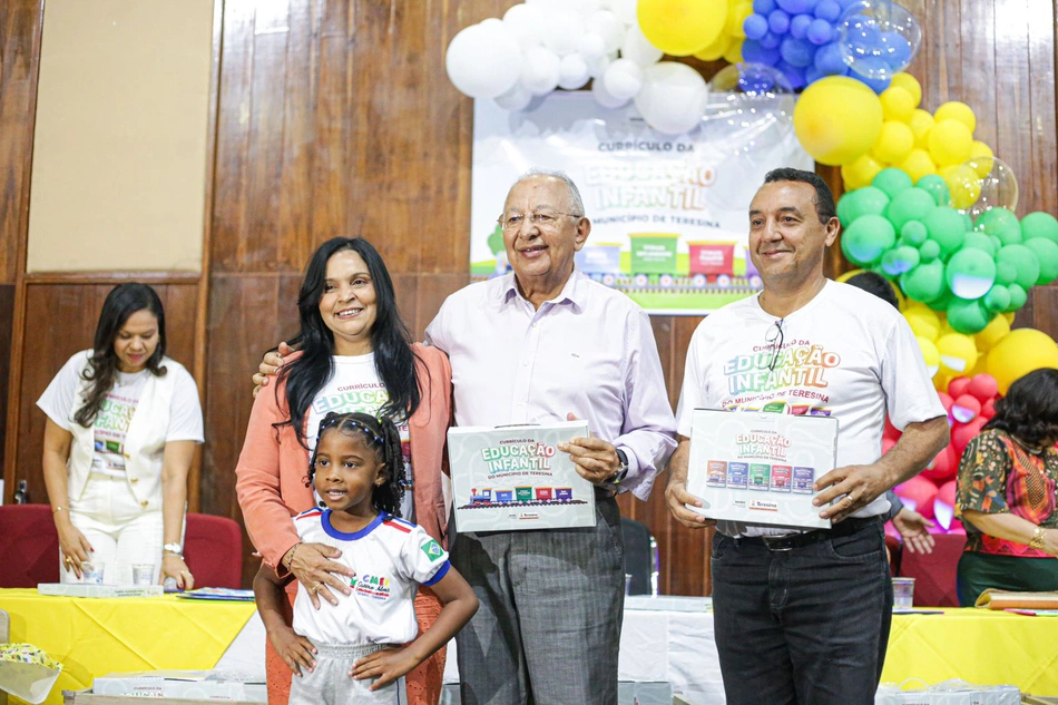 Dr. Pessoa lança novo Currículo da Educação Infantil de Teresina.