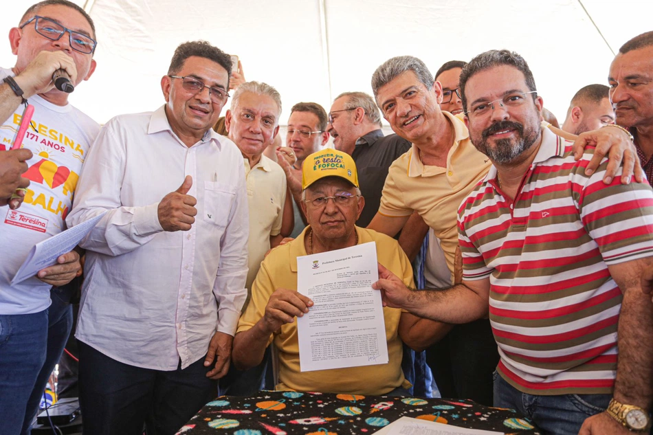 Dr. Pessoa assina decreto de desapropriação d Ocupação Lindalma Soares.