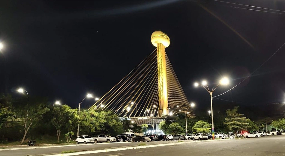 Ponte Estaiada em amarelo