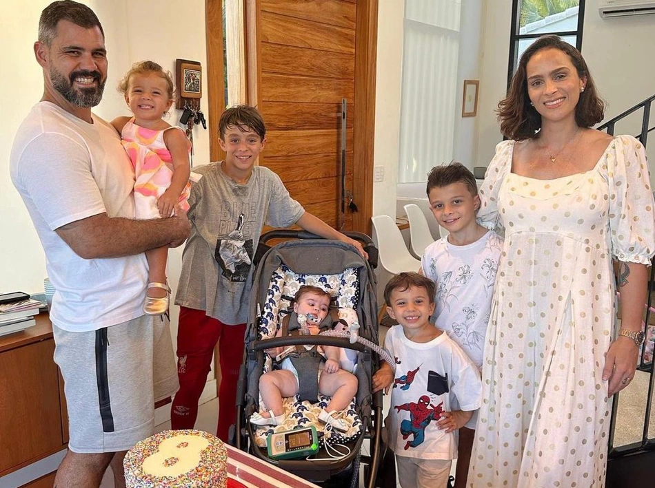 Juliano e Letícia Cazarré com os filhos Vicente, Inácio, Gaspar, Maria Madalena e Maria Guilhermina