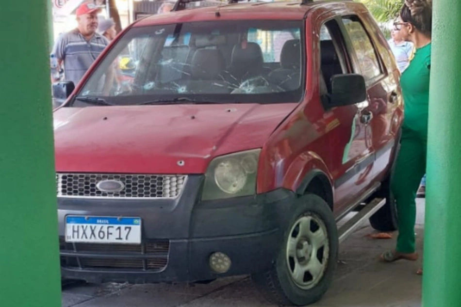 Carro com marcas de tiro