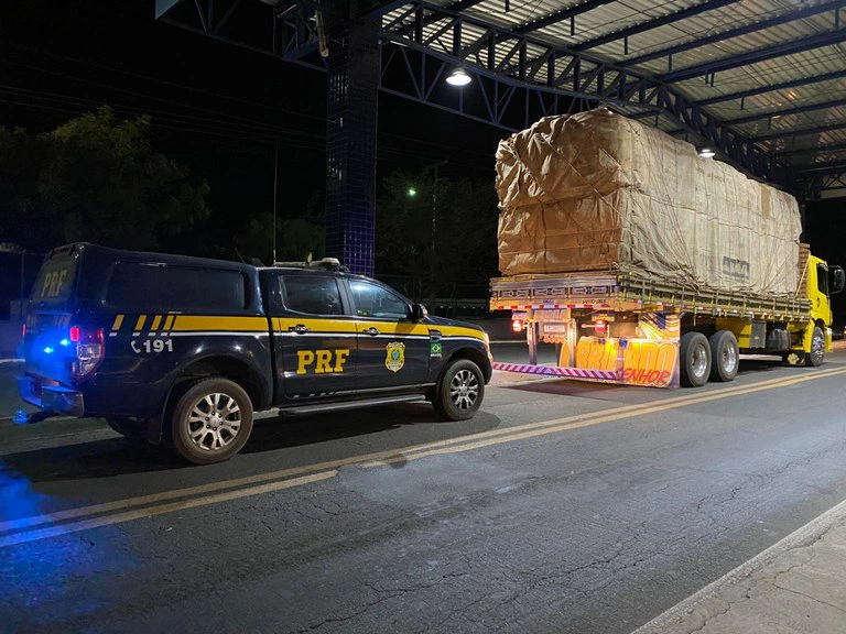 PRF apreende carga de madeira em Piripiri