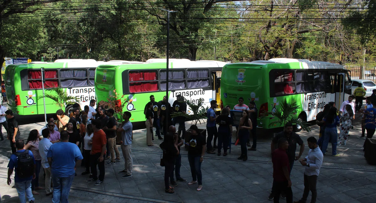 PMT entrega três novos veículos para a frota Transporte Eficiente