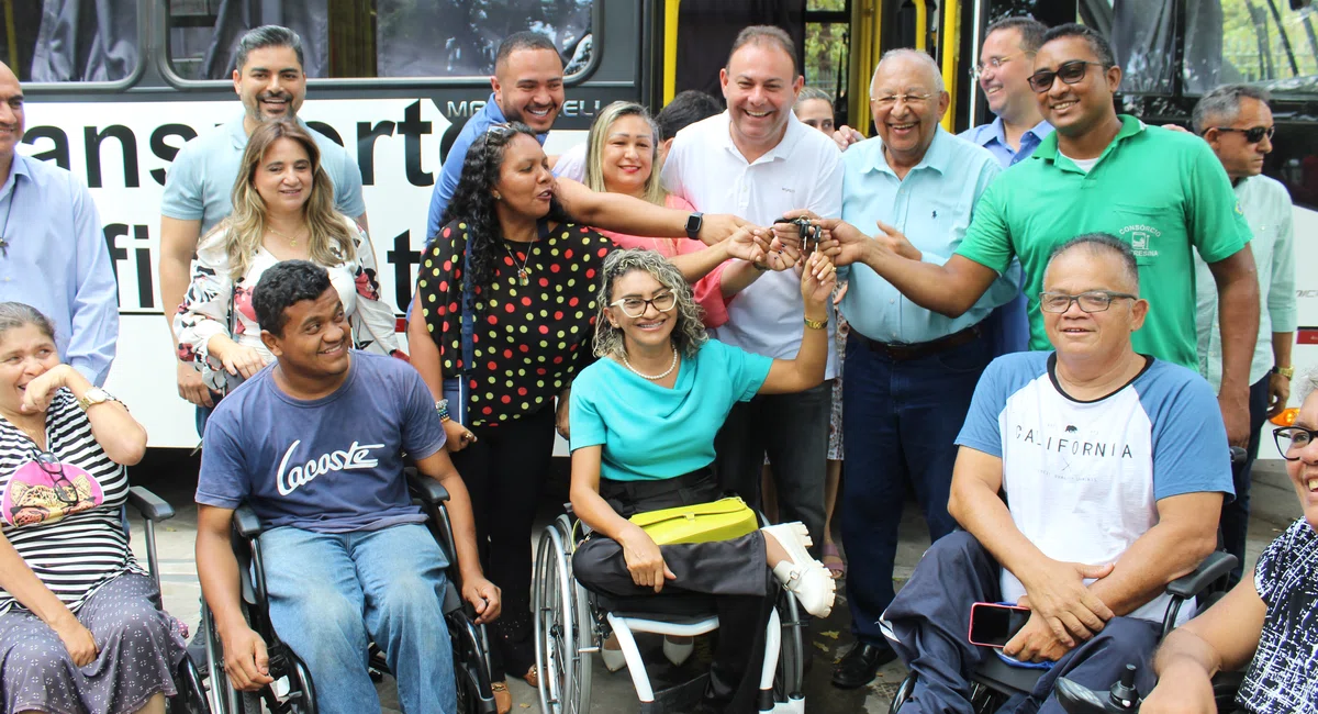 PMT entrega três novos veículos para a frota Transporte Eficiente