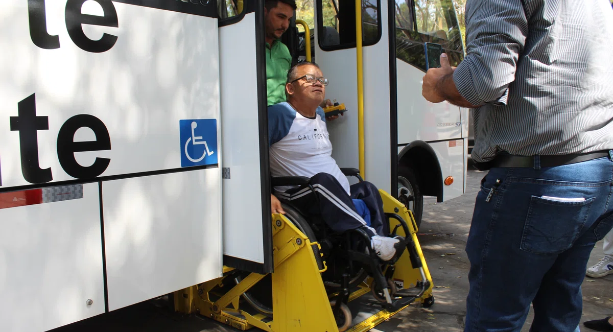 PMT entrega três novos veículos para a frota Transporte Eficiente