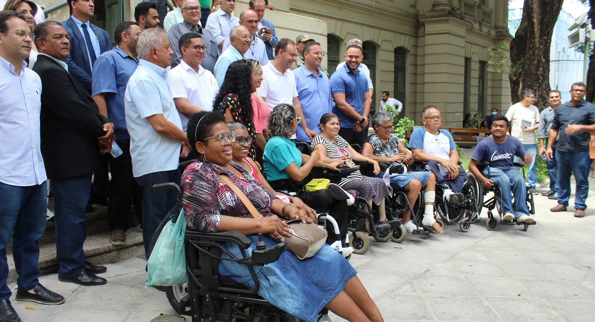 PMT entrega três novos veículos para a frota Transporte Eficiente