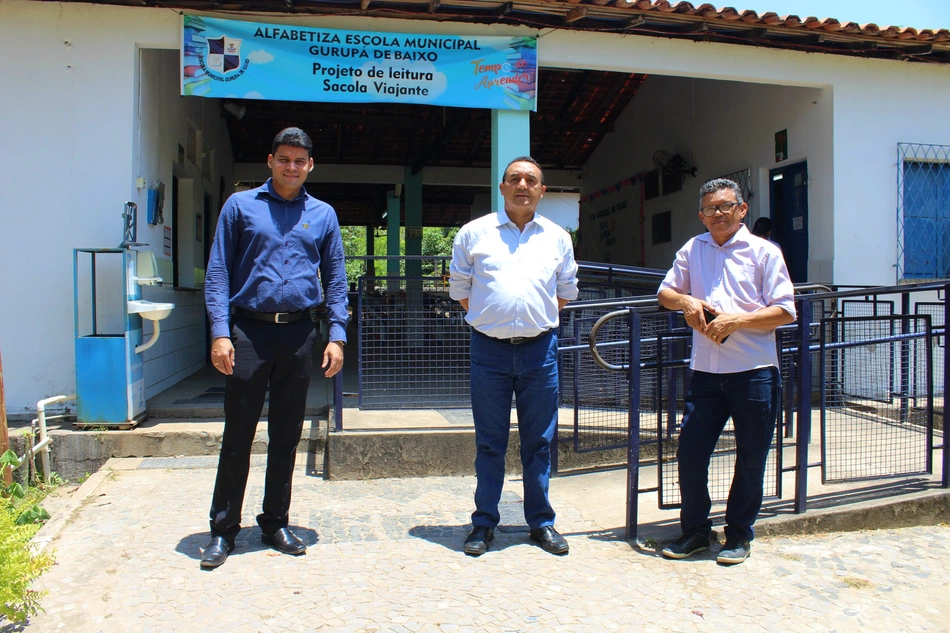 Secretário de Educação, Nouga Cardoso, em visita a unidade de ensino de Teresina