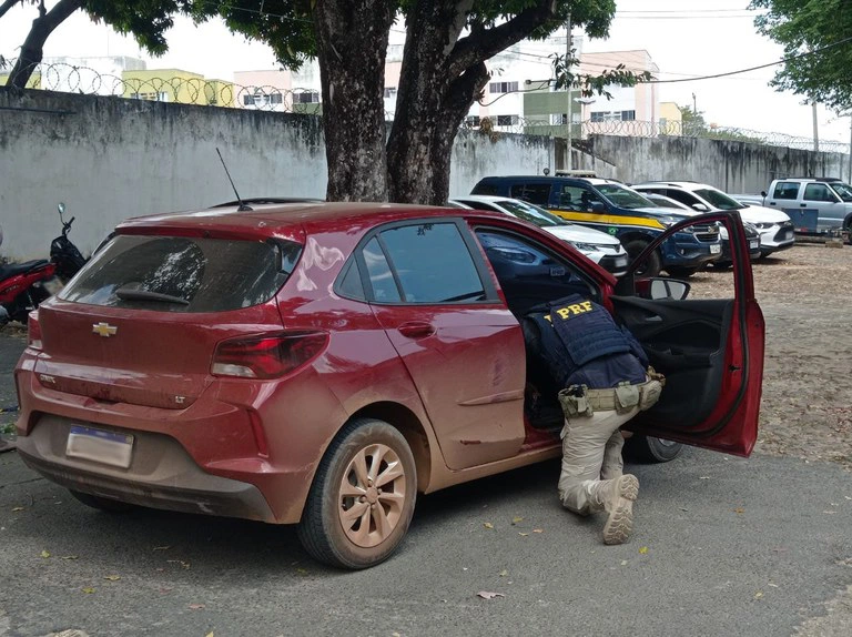 PRF-PI apreende dois veículos e prende condutores por receptação