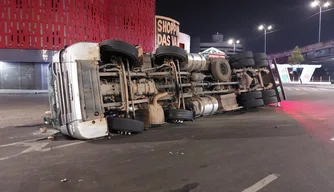 Tombamento de caminhão na BR 316 em Teresina.