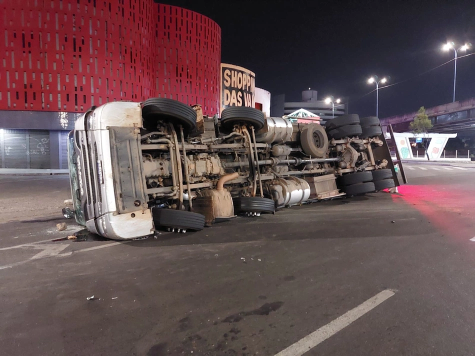 Tombamento de caminhão na BR 316 em Teresina.