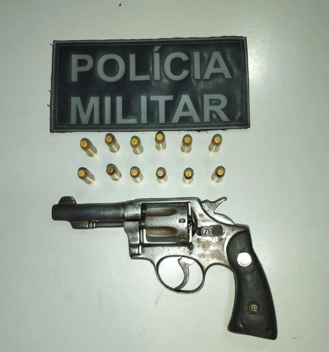 Arma apreendida com suspeito em Altos.