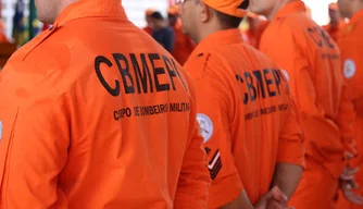 Chico Lucas entrega kits de combate a incêndios ao Corpo de Bombeiros