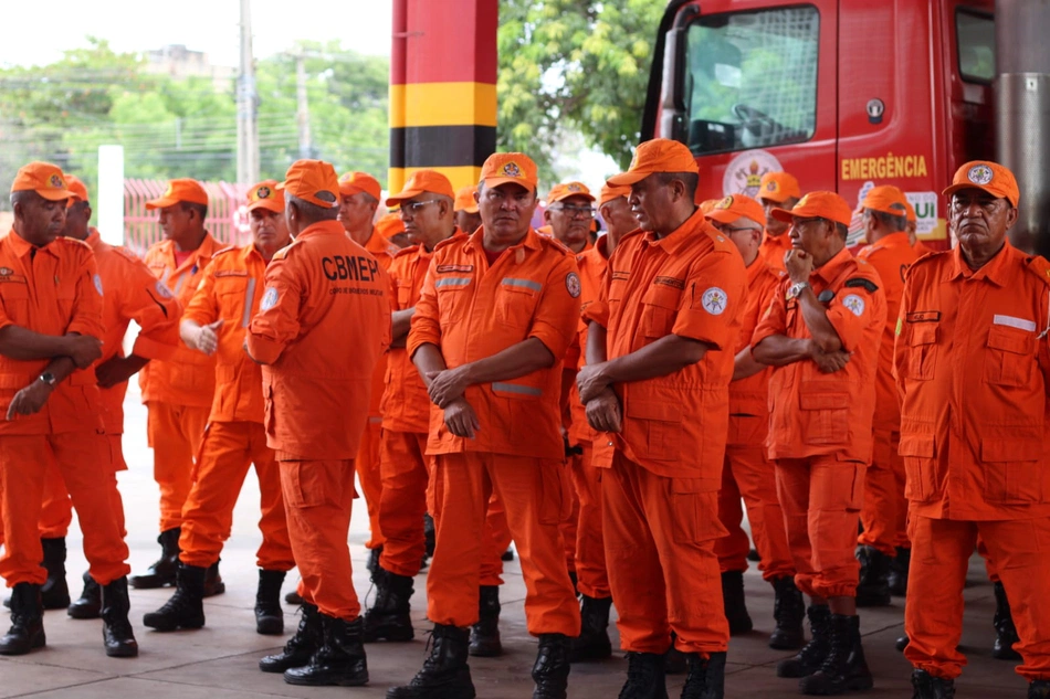 Chico Lucas entrega kits de combate a incêndios ao Corpo de Bombeiros