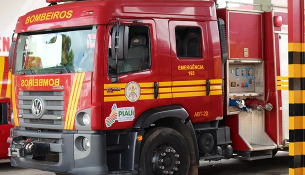 Chico Lucas entrega kits de combate a incêndios ao Corpo de Bombeiros