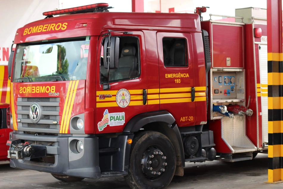 Chico Lucas entrega kits de combate a incêndios ao Corpo de Bombeiros